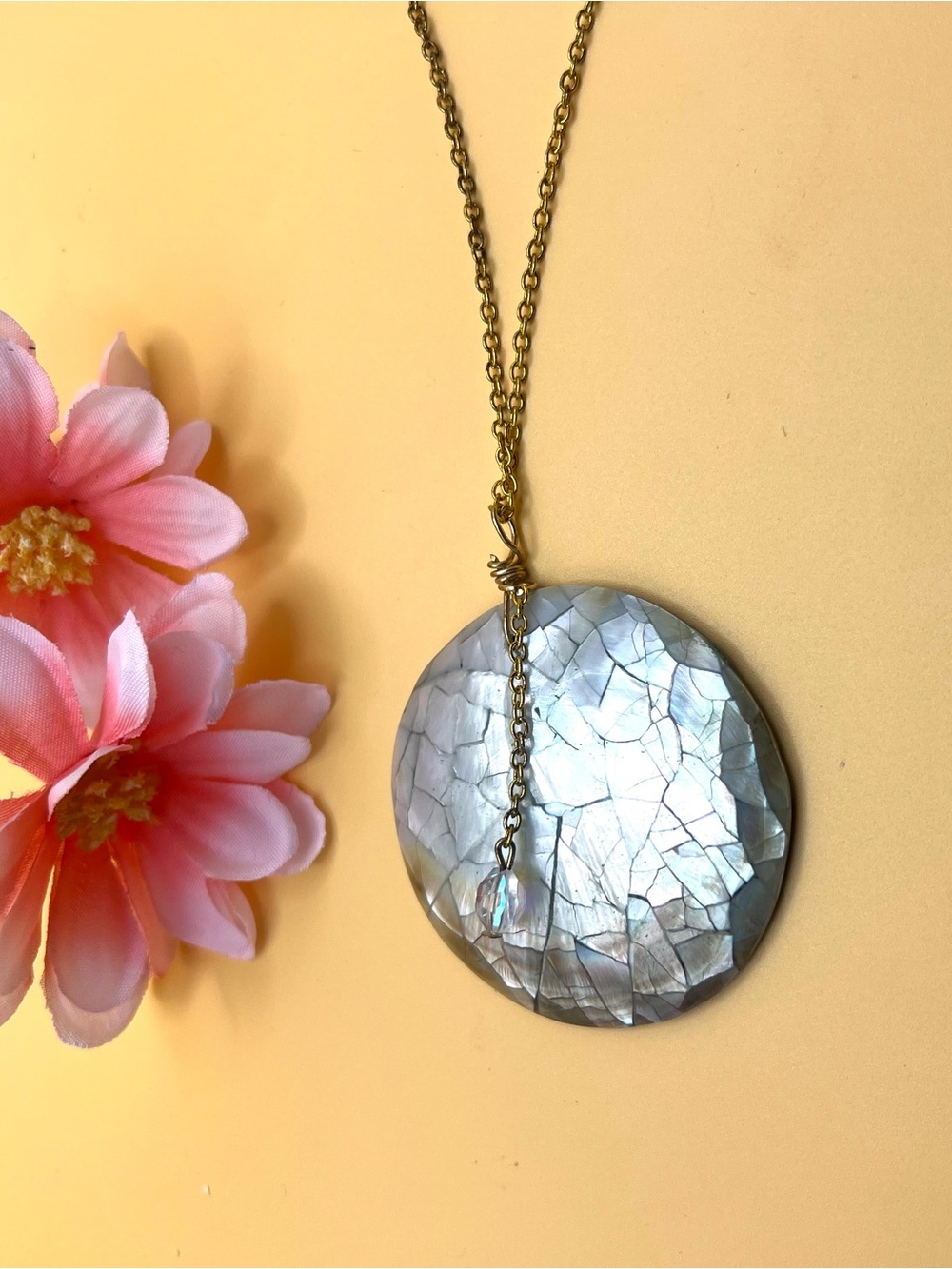 Round Iridescent Shell Pendant Necklace - gold plated